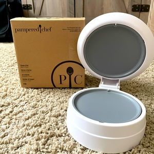 BRAND NEW Pampered Chef Close and Cut